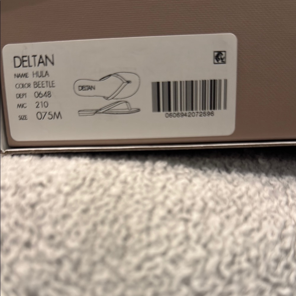 Green Minimalist Sandals with Flat Sole - Picture 3 of 5